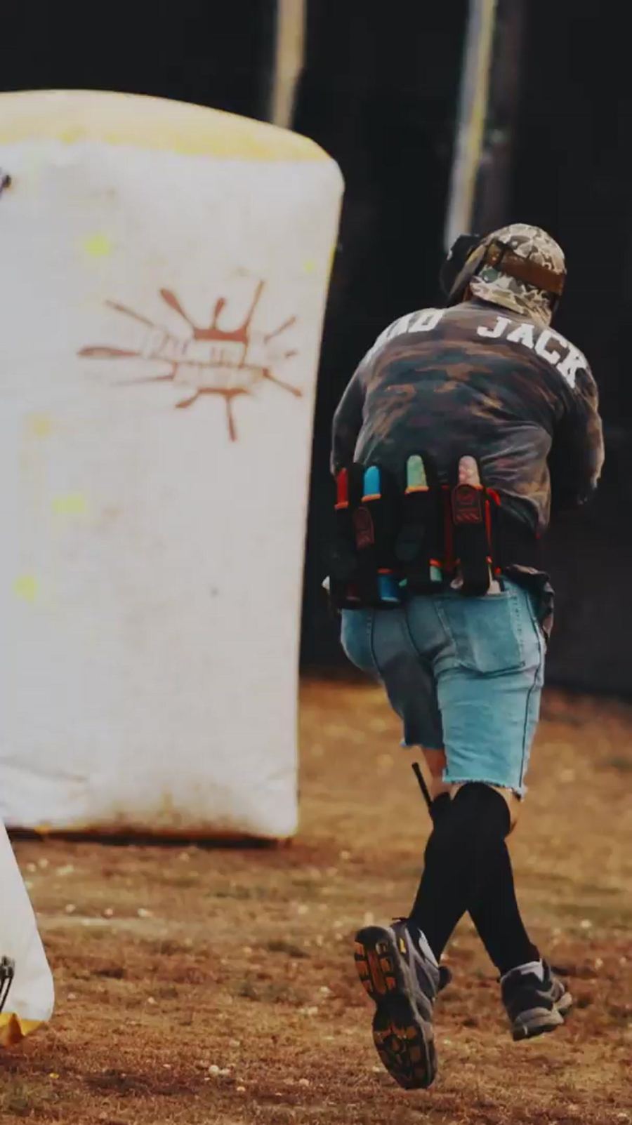 Player sprinting between bunkers with a loaded pod pack